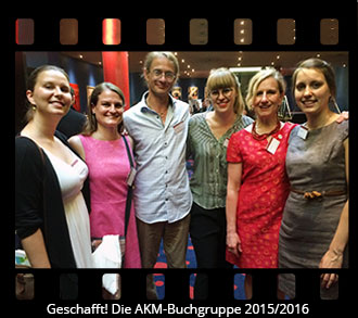 Die AKM-Buchgruppe 2015/2016 mit Mentorin Charlotte Larat und Assistentin Theresia Dittrich